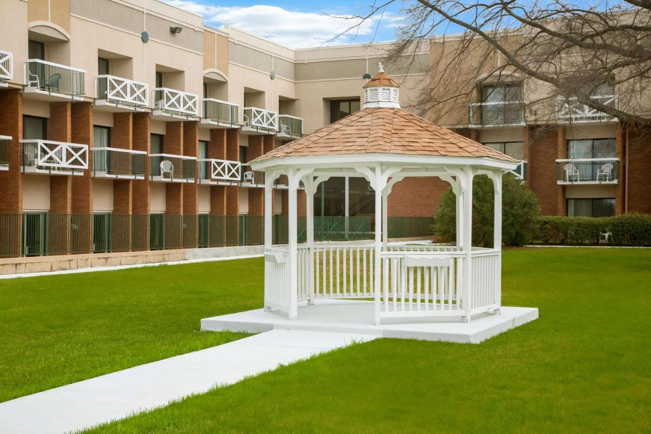 Clarion Hotel & Suites Convention Center Fredericksburg Zewnętrze zdjęcie